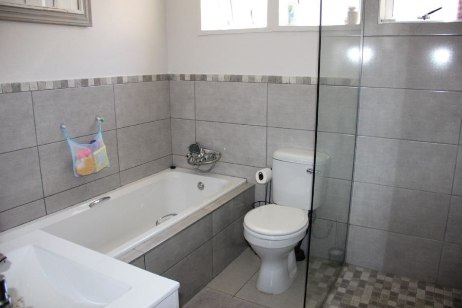 To Let 3 Bedroom Property for Rent in Heldervue Western Cape